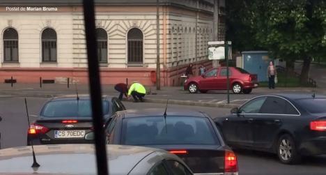 Imagini inedite în Oradea: Un poliţist rutier opreşte traficul în Centrul Civic, ca să traverseze o familie de… raţe! (FOTO / VIDEO)