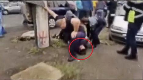 Polițist român, filmat în timp ce ţine genunchiul pe gâtul unui bărbat, aşa cum s-a întâmplat în cazul George Floyd (VIDEO)