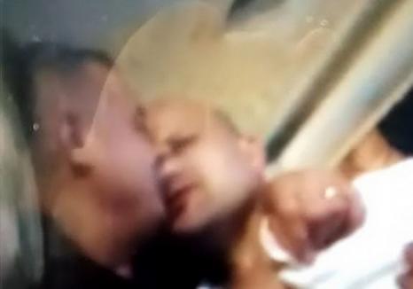 Imagini revoltătoare: Un poliţist a fost surprins când se sărută pe gură cu un interlop din oraş! (VIDEO)