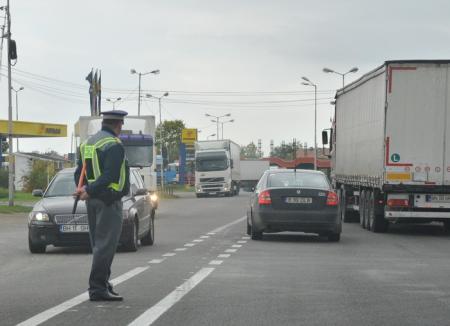 Un şofer de TIR a înjurat şi lovit un poliţist de frontieră, iar apoi a fugit