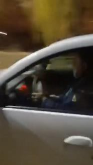 Vandal în haina legii! Polițist din Oradea, filmat în timp ce demarează în trombă cu mașina pe gazonul dintre noile linii de tramvai (FOTO / VIDEO)
