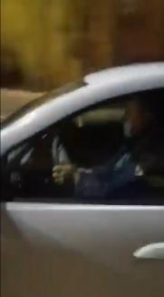 Vandal în haina legii! Polițist din Oradea, filmat în timp ce demarează în trombă cu mașina pe gazonul dintre noile linii de tramvai (FOTO / VIDEO)