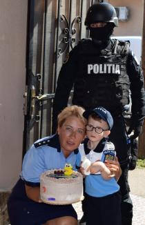 I-au dus tort cu... mascații! Poliţiştii de prevenire din Oradea l-au surprins de ziua lui pe Bogdănel, băieţelul care îi însoţeşte la acţiuni (FOTO/VIDEO)