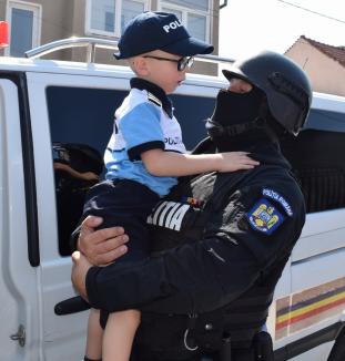 I-au dus tort cu... mascații! Poliţiştii de prevenire din Oradea l-au surprins de ziua lui pe Bogdănel, băieţelul care îi însoţeşte la acţiuni (FOTO/VIDEO)