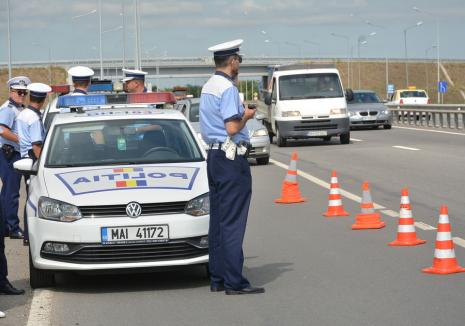 Minivacanţă în Arestul Poliţiei Bihor: Doi şoferi de BMW și Audi, prinşi băuţi şi fără permis la volan, au fost reţinuţi pentru 24 de ore