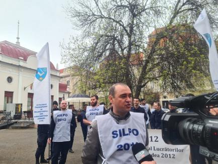 „Suntem discriminați!”. Mai mulți angajați ai Penitenciarului Oradea au protestat în faţa Prefecturii (FOTO/VIDEO)