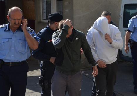 Cinci dintr-o lovitură: Poliţiştii salontani acuzaţi de şpagă au fost trimişi în judecată