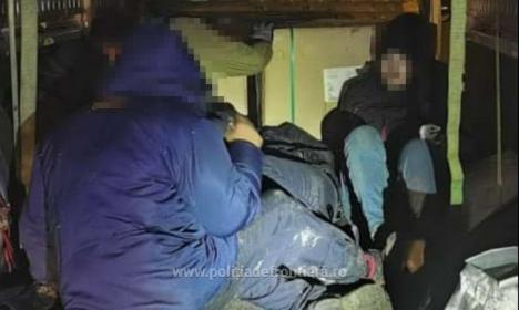 Ascunşi în compartimentul de marfă. Zece migranţi afgani, libanezi şi sirieni au fost prinși în Borș II (FOTO / VIDEO)