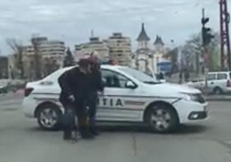 Puterea exemplului: Un poliţist din Oradea a oprit circulația pe bulevard pentru a ajuta un bătrânel care nu putea să traverseze (VIDEO)