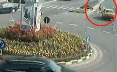 Un cărucior cu o fetiţă de 2 ani, izbit în plin pe trecere de o maşină cu număr de Bihor (VIDEO)