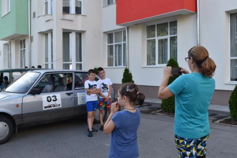 „Iubim România!”: Polonezi colecționari de Dacii vechi s-au oprit în Oradea, în aventura lor anuală prin România (FOTO)