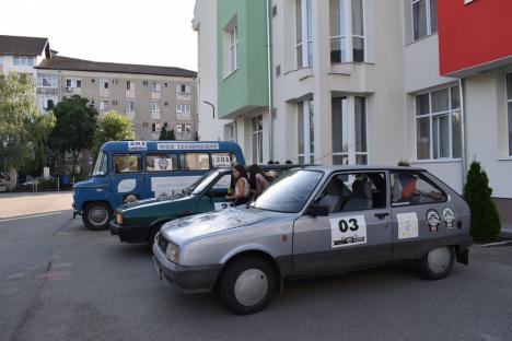 „Iubim România!”: Polonezi colecționari de Dacii vechi s-au oprit în Oradea, în aventura lor anuală prin România (FOTO)
