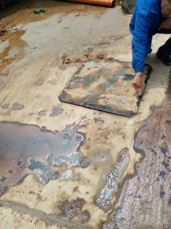 Poluarea din Aleşd, provocată de un rezervor cu combustibil lichid uşor, inundat de ploi. Uzina de apă din oraş nu a fost afectată (FOTO)