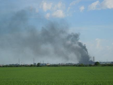 Vinerea neagră la CET: Centrala împrăştie fum dens peste Oradea (FOTO/VIDEO)