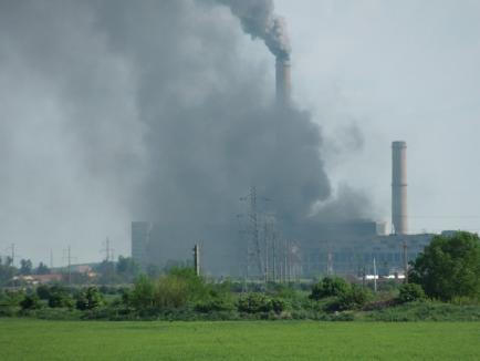 Vinerea neagră la CET: Centrala împrăştie fum dens peste Oradea (FOTO/VIDEO)