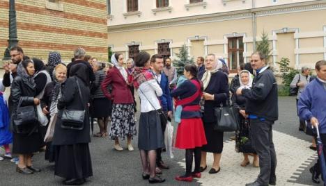 Scene incredibile la Sibiu: Fostul preot Cristian Pomohaci, susţinut de fani, care zic că e 'alesul lui Dumnezeu' (VIDEO)
