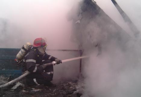 Incendiu provocat de trăsnet în Bihor. Au ars tone de peleţi