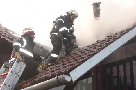 Podul unei case din Luncșoara a luat foc din cauza coșului de fum