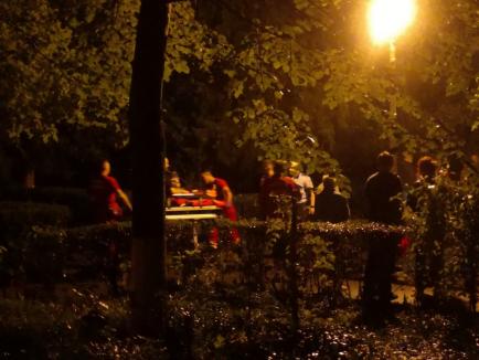Pompier rănit în timp ce tăia un arbore căzut după furtună în Oradea (FOTO)
