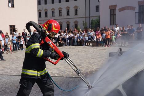 Ziua Porților Deschise, de 1 iunie: Pompierii îi așteaptă pe copii cu demonstrații de salvare de la înălțime ori de stingere a incendiilor