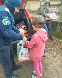 Misiune de suflet: Pompierii din Bihor au dus cadouri familiilor sărace și vârstnicilor singuri de Crăciun (FOTO)