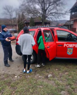 Misiune de suflet: Pompierii din Bihor au dus cadouri familiilor sărace și vârstnicilor singuri de Crăciun (FOTO)