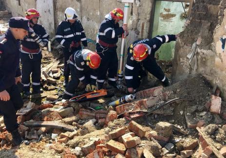 Mort în casa pe care o renova: Un tânăr de 34 de ani din Spinuş şi-a găsit sfârşitul sub un perete prăbuşit din propria-i locuinţă