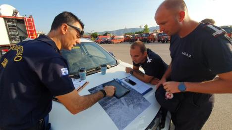 Pompierii români, în frunte cu bihoreanul Alexandru Csilik, au început lupta cu incendiile din Grecia. Focarele, monitorizate cu drone (FOTO)
