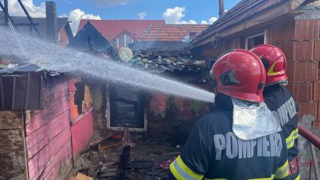 Incendiu puternic în Sântandrei: O femeie a murit (FOTO/VIDEO)