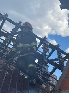 Incendiu puternic în Sântandrei: O femeie a murit (FOTO/VIDEO)