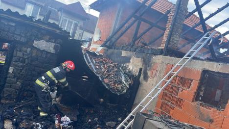 Incendiu puternic în Sântandrei: O femeie a murit (FOTO/VIDEO)