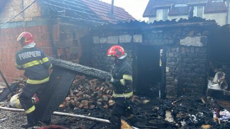 Incendiu puternic în Sântandrei: O femeie a murit (FOTO/VIDEO)