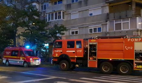 Incendiu într-un bloc cu 10 etaje din Oradea! Locatarii ultimelor trei niveluri au fost evacuați de pompieri, în mijlocul nopții