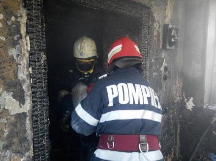 Incendiu provocat de o aerotermă: Acoperișul unei case, dar și două tone de porumb, arse în Cheresig