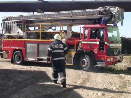 Bunicuță căzută în casă, salvată de pompieri, pe strada Peneș Curcanul din Oradea