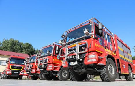 10 pompieri bihoreni, în misiune în Grecia: Unul dintre ei conduce echipa de români care au plecat să stingă incendiile de vegetaţie (FOTO/VIDEO)