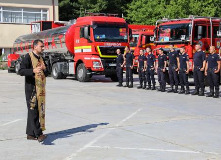 10 pompieri bihoreni, în misiune în Grecia: Unul dintre ei conduce echipa de români care au plecat să stingă incendiile de vegetaţie (FOTO/VIDEO)