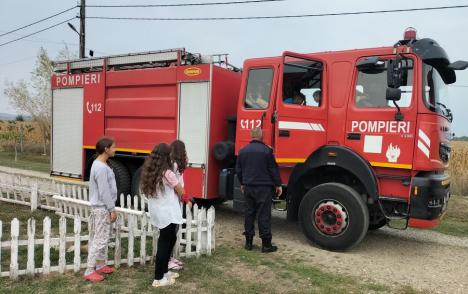 Au reciclat şi au ajutat! Pompierii bihoreni au hrănit mai mulţi copii orfani sau abuzaţi de părinţi cu legume primite contra unor PET-uri (FOTO)