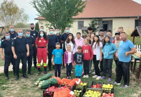 Au reciclat şi au ajutat! Pompierii bihoreni au hrănit mai mulţi copii orfani sau abuzaţi de părinţi cu legume primite contra unor PET-uri (FOTO)
