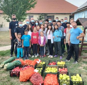 Au reciclat şi au ajutat! Pompierii bihoreni au hrănit mai mulţi copii orfani sau abuzaţi de părinţi cu legume primite contra unor PET-uri (FOTO)