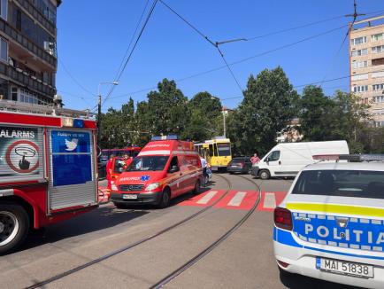 Accident în Rogerius: O maşină şi un tramvai s-au ciocnit (FOTO)