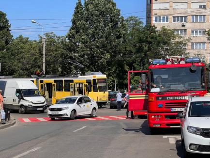 Accident în Rogerius: O maşină şi un tramvai s-au ciocnit (FOTO)