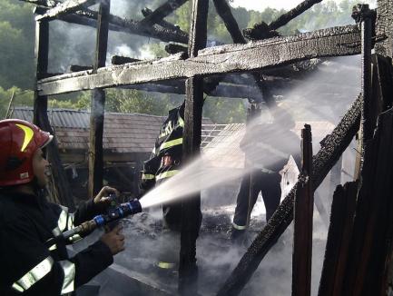 Intervenţie a pompierilor militari la Săcădat: De la un bec, a ars o întreagă gospodărie!