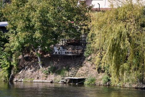 VIP-uri la apă: În Oradea, malul Crișului Repede a fost „confiscat” de persoane bogate și influente, cu vile în vecinătate (FOTO/VIDEO)
