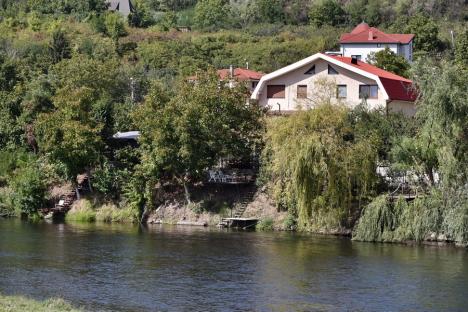 VIP-uri la apă: În Oradea, malul Crișului Repede a fost „confiscat” de persoane bogate și influente, cu vile în vecinătate (FOTO/VIDEO)