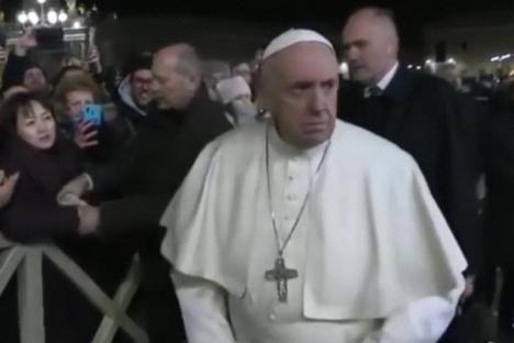 Papa Francisc îşi cere scuze, după ce a plesnit o femeie peste mâini: Orice formă de violenţă împotriva unei femei este o blasfemie la adresa lui Dumnezeu (VIDEO)
