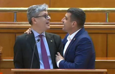 Scene incredibile în Parlament. George Simion a tăbărât peste ministrul Virgil Popescu, şedinţa a fost suspendată (VIDEO) 