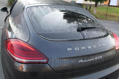 Un Porsche Panamera de 60.000 de euro, furat din Franţa, a fost găsit la frontiera Borş (FOTO)