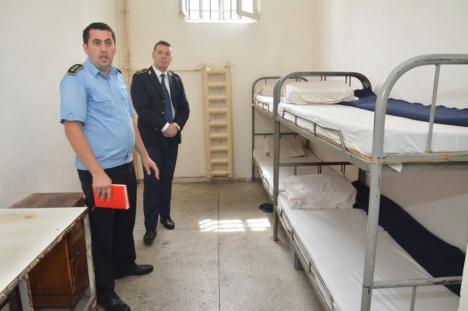 Vizită la puşcărie: O parte a Penitenciarului din Oradea a devenit 'corespunzătoare'. Deţinuţii citesc… Sandra Brown (FOTO / VIDEO)