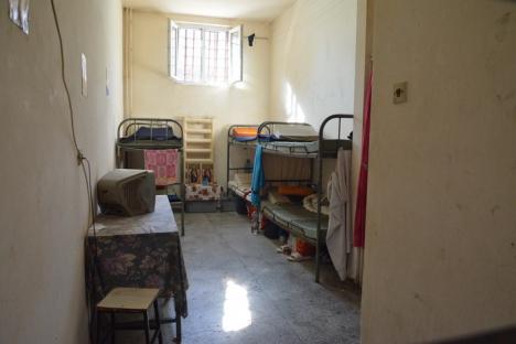'Departe de lumea dezlănţuită'. Ce condiţii au deţinuţii din Penitenciarul Oradea (FOTO/VIDEO)